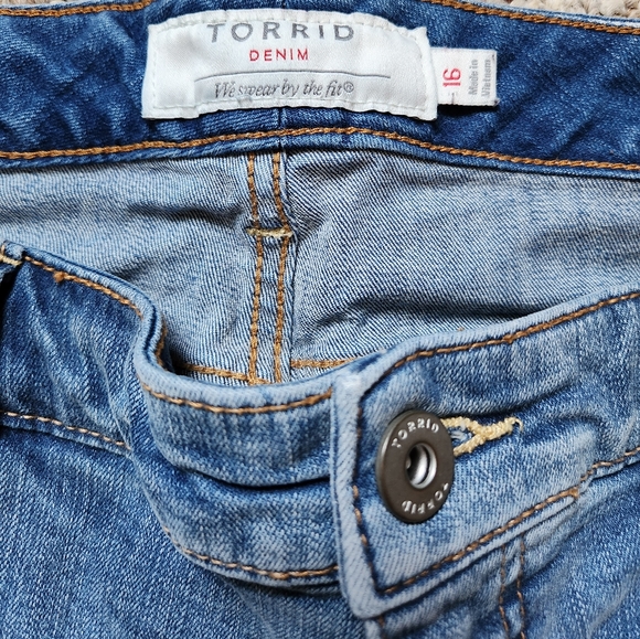 Torrid high rise Bermuda jean shorts - Picture 3 of 4
